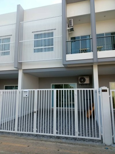 8R0599 ให้เช่าบ้านแฝดสองชั้น 3ห้องนอน 3ห้องน้ำ ราคา 42,000/เดือน โซนฉลอง