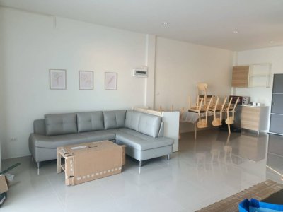 8R0599 ให้เช่าบ้านแฝดสองชั้น 3ห้องนอน 3ห้องน้ำ ราคา 42,000/เดือน โซนฉลอง