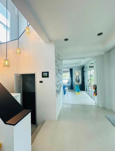 8R0601 ให้เช่าบ้านเดี่ยวสองชั้น 3ห้องนอน 4ห้องน้ำ ราคา 100,000/เดือน โซนฉลอง