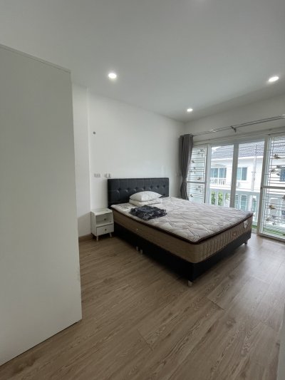 8R0613 ให้เช่าบ้านแฝดสองชั้น 3ห้องนอน 2ห้องน้ำ ราคา 28,000/เดือน โซนฉลอง