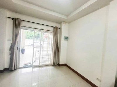 8R0618 ให้เช่าบ้านแฝดสองชั้น 3ห้องนอน 2ห้องน้ำ ราคา 23,000/เดือน โซนฉลอง