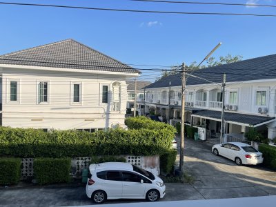 8R0739 ให้เช่าบ้านแฝดสองชั้น 3 ห้องนอน 2 ห้องน้ำ ราคา 30,000/เดือน โซนฉลอง