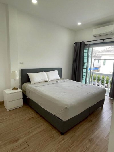 8R0765 ให้เช่าบ้านแฝดสองชั้น 2 ห้องนอน 2 ห้องน้ำ ราคา 30,000/เดือน โซนฉลอง