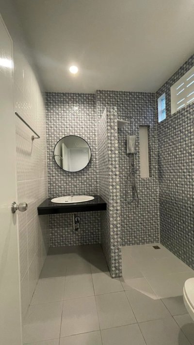 8R0818 ให้เช่าบ้านแฝดชั้นเดียว 2 ห้องนอน 1 ห้องน้ำ ราคา 25,000/เดือน โซนฉลอง