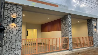 8R0818 ให้เช่าบ้านแฝดชั้นเดียว 2 ห้องนอน 1 ห้องน้ำ ราคา 25,000/เดือน โซนฉลอง