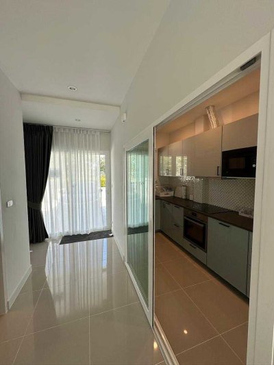 8R0833 ให้เช่าบ้านแฝดสองชั้น 3 ห้องนอน 3 ห้องน้ำ ราคา 55,000/เดือน โซนฉลอง