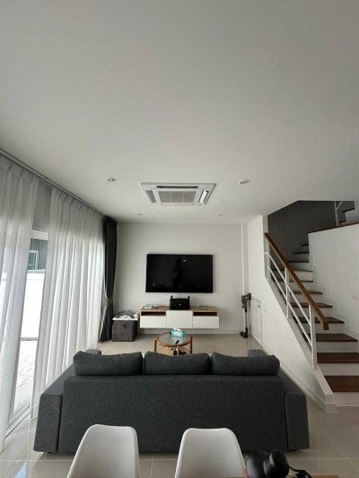 8R0833 ให้เช่าบ้านแฝดสองชั้น 3 ห้องนอน 3 ห้องน้ำ ราคา 55,000/เดือน โซนฉลอง