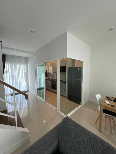 8R0833 ให้เช่าบ้านแฝดสองชั้น 3 ห้องนอน 3 ห้องน้ำ ราคา 55,000/เดือน โซนฉลอง