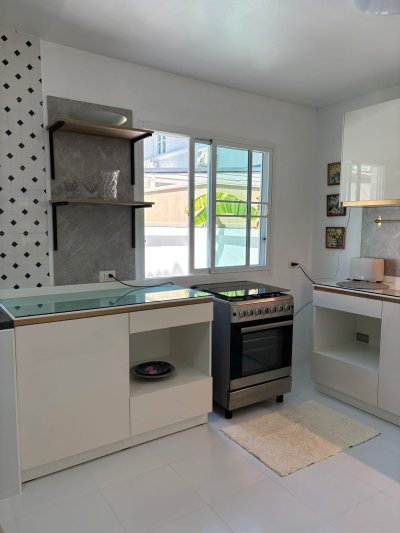 8R0846 ให้เช่าบ้านเดี่ยวสองชั้น 3 ห้องนอน 2 ห้องน้ำ ราคา 65,000/เดือน โซนฉลอง