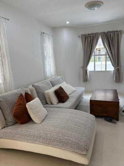 8R0846 ให้เช่าบ้านเดี่ยวสองชั้น 3 ห้องนอน 2 ห้องน้ำ ราคา 65,000/เดือน โซนฉลอง