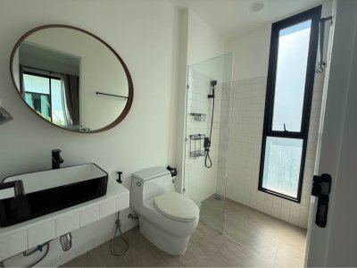 8R0865 ให้เช่าบ้านเดี่ยวสองชั้น 3 ห้องนอน 4 ห้องน้ำ ราคา 65,000/เดือน โซนฉลอง