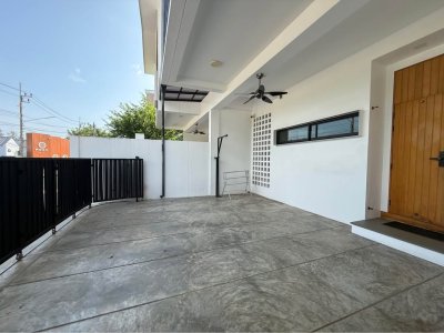 8R0865 ให้เช่าบ้านเดี่ยวสองชั้น 3 ห้องนอน 4 ห้องน้ำ ราคา 65,000/เดือน โซนฉลอง