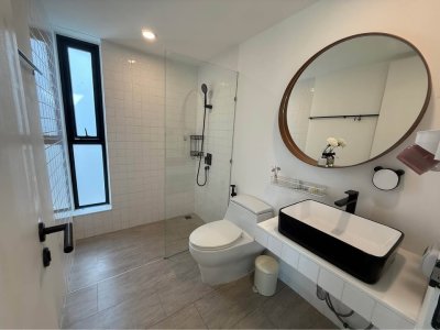 8R0865 ให้เช่าบ้านเดี่ยวสองชั้น 3 ห้องนอน 4 ห้องน้ำ ราคา 65,000/เดือน โซนฉลอง