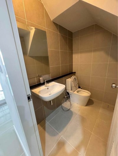 8R0868 ให้เช่าบ้านแฝดสองชั้น 2 ห้องนอน 3 ห้องน้ำ ราคา 50,000/เดือน โซนฉลอง