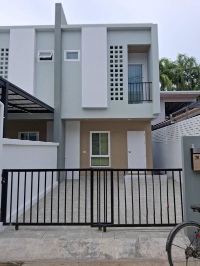 8R0909 ให้เช่าบ้านแฝดสองชั้น 3 ห้องนอน 3 ห้องน้ำ ขนาด 120 ตรม ราคา 42,000/เดือน โซนฉลอง