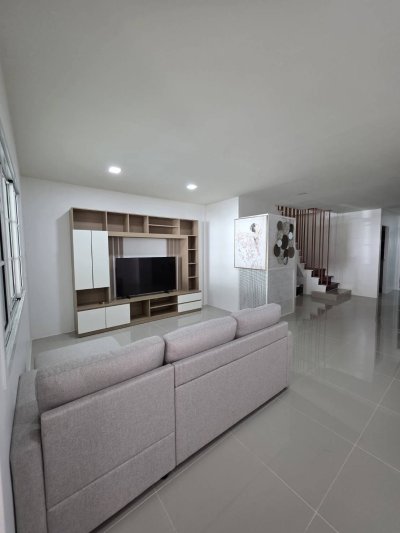 8R0946 ให้เช่าบ้านแฝดสองชั้น 2 ห้องนอน 2 ห้องน้ำ ราคา 35,000/เดือน โซนฉลอง