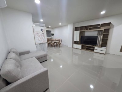 8R0946 ให้เช่าบ้านแฝดสองชั้น 2 ห้องนอน 2 ห้องน้ำ ราคา 35,000/เดือน โซนฉลอง
