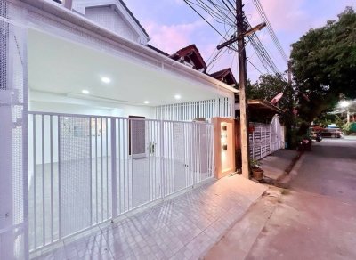 8R0946 ให้เช่าบ้านแฝดสองชั้น 2 ห้องนอน 2 ห้องน้ำ ราคา 35,000/เดือน โซนฉลอง