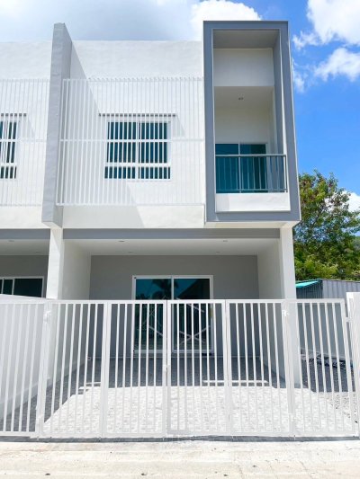 8S0131 ขายแฝดสองชั้น ราคา 3,690,000 บาท 3ห้องนอน 3ห้องน้ำ โซนฉลอง