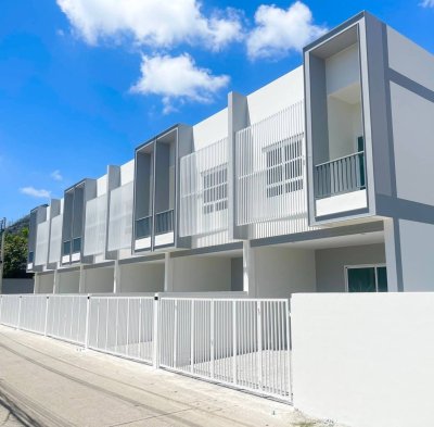 8S0131 ขายแฝดสองชั้น ราคา 3,690,000 บาท 3ห้องนอน 3ห้องน้ำ โซนฉลอง