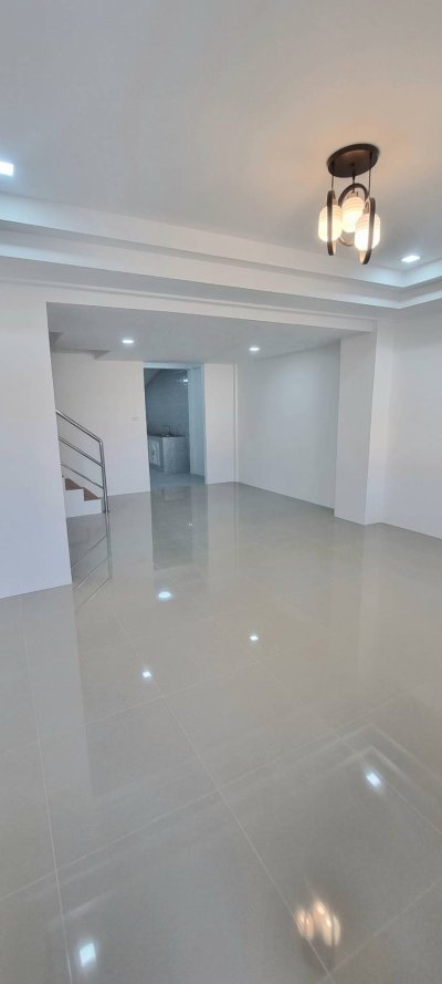 8S0132 ขายบ้านแฝดสองชั้น ราคา 3,290,000 บาท 3ห้องนอน 2ห้องน้ำ โซนฉลอง
