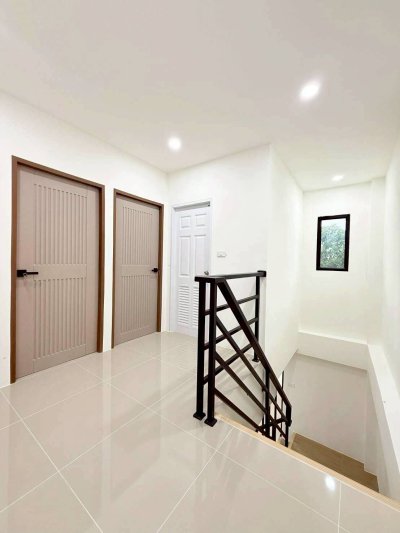 8S0212 ขายทาวน์เฮ้าส์สองชั้น ราคา 4,790,000 บาท 4 ห้องนอน 2 ห้องน้ำ โซนฉลอง