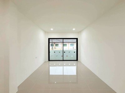 8S0212 ขายทาวน์เฮ้าส์สองชั้น ราคา 4,790,000 บาท 4 ห้องนอน 2 ห้องน้ำ โซนฉลอง