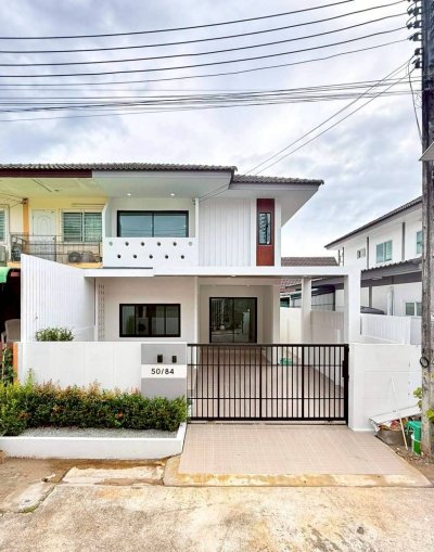 8S0212 ขายทาวน์เฮ้าส์สองชั้น ราคา 4,790,000 บาท 4 ห้องนอน 2 ห้องน้ำ โซนฉลอง