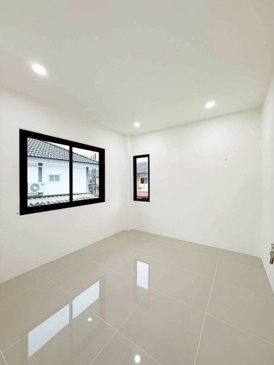8S0212 ขายทาวน์เฮ้าส์สองชั้น ราคา 4,790,000 บาท 4 ห้องนอน 2 ห้องน้ำ โซนฉลอง