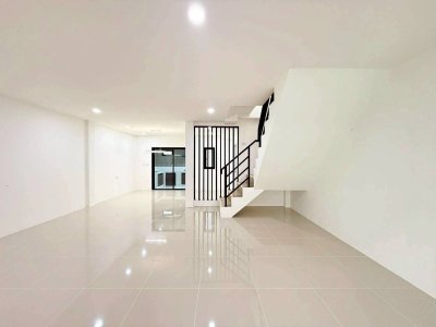 8S0212 ขายทาวน์เฮ้าส์สองชั้น ราคา 4,790,000 บาท 4 ห้องนอน 2 ห้องน้ำ โซนฉลอง