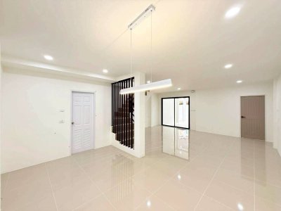 8S0212 ขายทาวน์เฮ้าส์สองชั้น ราคา 4,790,000 บาท 4 ห้องนอน 2 ห้องน้ำ โซนฉลอง