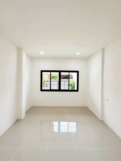 8S0212 ขายทาวน์เฮ้าส์สองชั้น ราคา 4,790,000 บาท 4 ห้องนอน 2 ห้องน้ำ โซนฉลอง