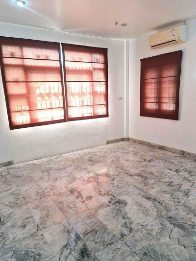 9R0547 This house for rent 3bedrooms 2bathrooms 30,000/month at wichitd