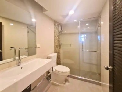 Royal Castle Sukhumvit near BTS Phrom Phong 3 Beds 2 Baths 139 m². Fully Furnished