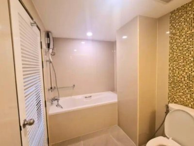 Royal Castle Sukhumvit near BTS Phrom Phong 3 Beds 2 Baths 139 m². Fully Furnished