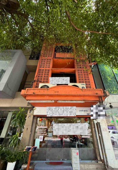 Commercial Building directly on Sukhumvit main road 130 sq.m. 3 bathrooms. Parking available