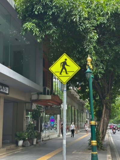 Commercial Building directly on Sukhumvit main road 130 sq.m. 3 bathrooms. Parking available
