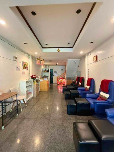 Commercial Building directly on Sukhumvit main road 130 sq.m. 3 bathrooms. Parking available