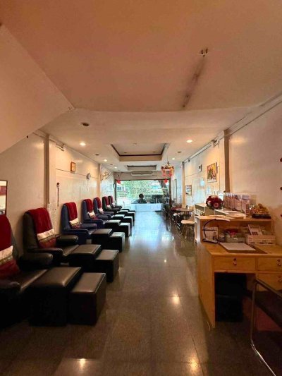 Commercial Building directly on Sukhumvit main road 130 sq.m. 3 bathrooms. Parking available