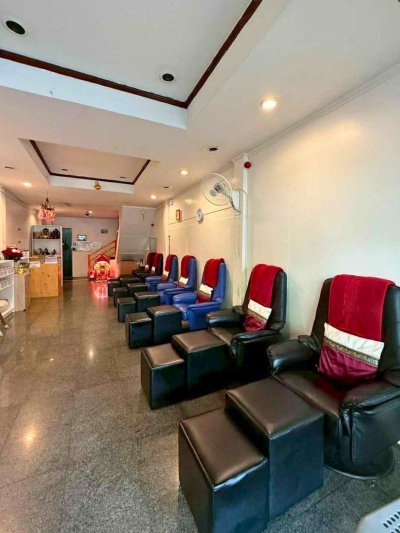 Commercial Building directly on Sukhumvit main road 130 sq.m. 3 bathrooms. Parking available