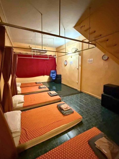 Commercial Building directly on Sukhumvit main road 130 sq.m. 3 bathrooms. Parking available