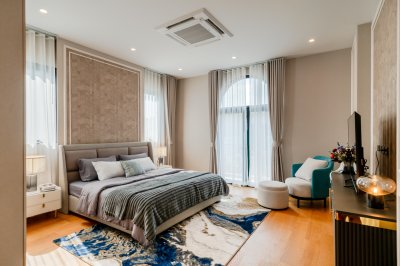 CINQ ROYAL Krungthep Kreetha Near Yaek Lam Sali Station 5 Beds 6 Baths 705 sq m. Fully Furnished