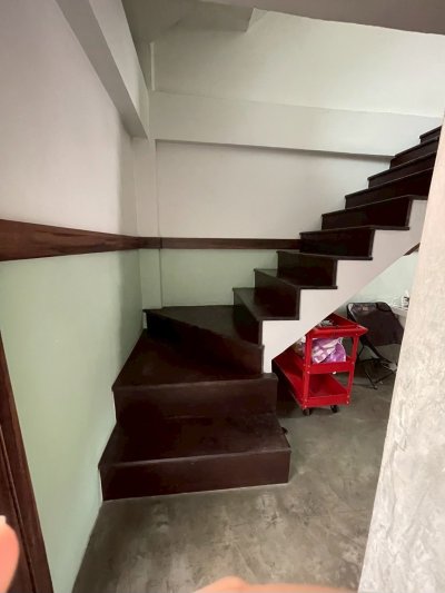Hidey Apartment Shop with kitchen Near BTS On Nut 2 Beds 4 Baths . Fully Furnished