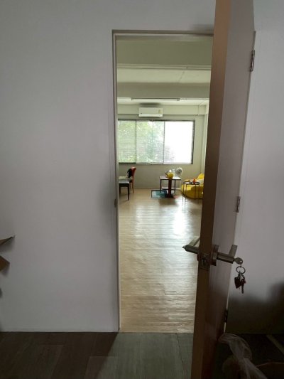 Hidey Apartment Shop with kitchen Near BTS On Nut 2 Beds 4 Baths . Fully Furnished