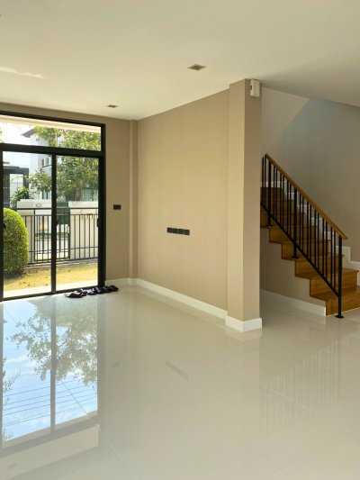 Bangkok Boulevard Single Home, 2 story 3 beds 3 Baths  164 sq m. Fully Furnished