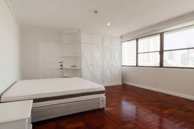 3-BR Serviced Apt. near BTS Phrom Phong 3 Beds 3 Bathrooms 290 m². Fully Furnished