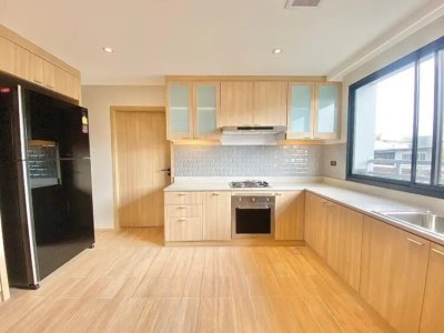 3-BR Serviced Apt. near BTS Ekkamai 3 Bedrooms 4 Bathrooms 250 m². Fully Furnished