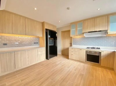 3-BR Serviced Apt. near BTS Ekkamai 3 Bedrooms 4 Bathrooms 250 m². Fully Furnished