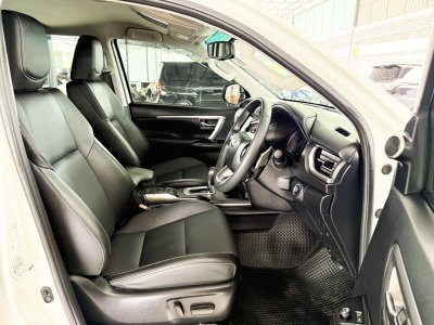 Toyota Fortuner 2.4 Leader V (ปี 2023) SUV AT - 2WD