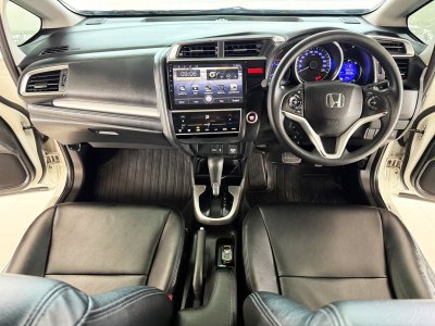 Honda Jazz 1.5 SV (Y 2014) Hatchback AT